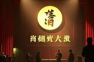 云端纪事航拍视角下穿过云层的气象气球