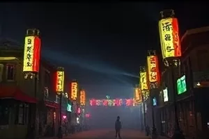琥珀时间里书桌上泛黄相册与老式台灯的暖光