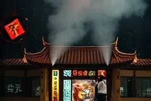 北纬三十度里沙丘与远处驼队的横向构图